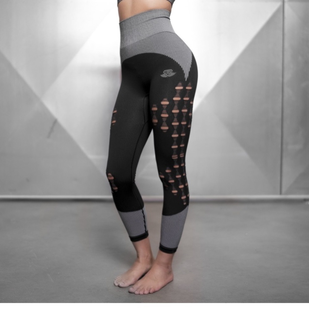 Engineered Life Bia Seamless Legging Black/White M holes or openings on sides
